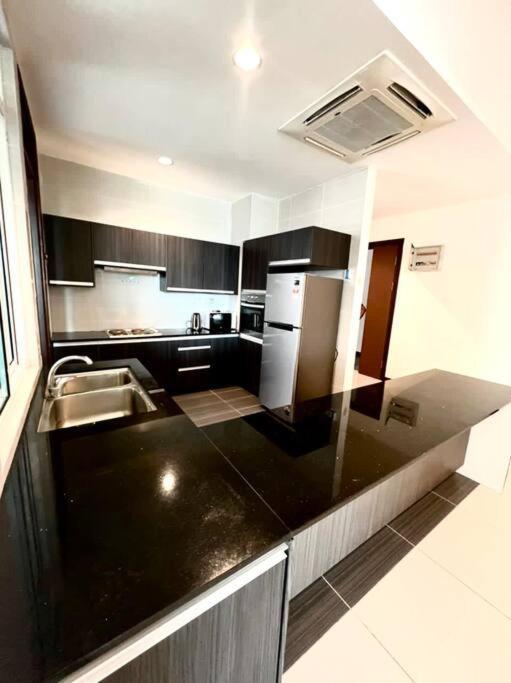 Apartment Bay 3-bedrooms With Swimming Pool Near The Seaside Miri