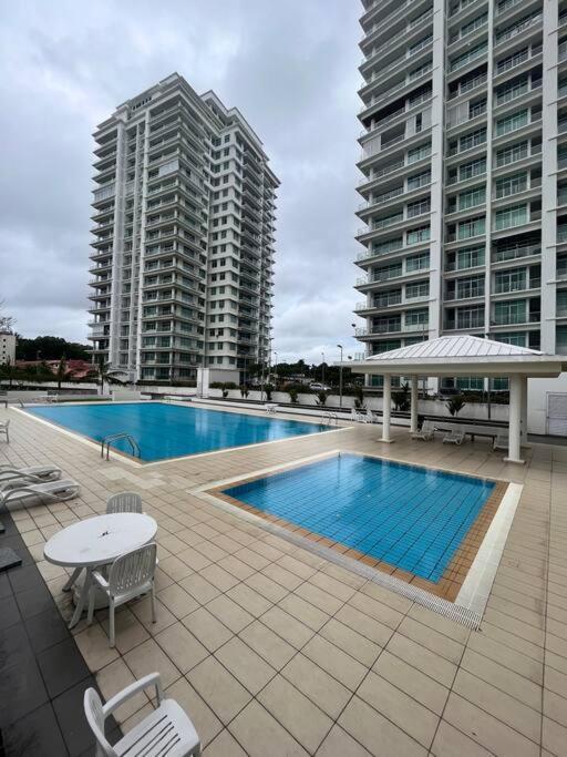 Bay 3-bedrooms With Swimming Pool Near The Seaside Apartment Miri